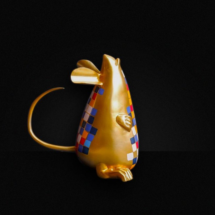 Artworks of golden lacquer mouse 